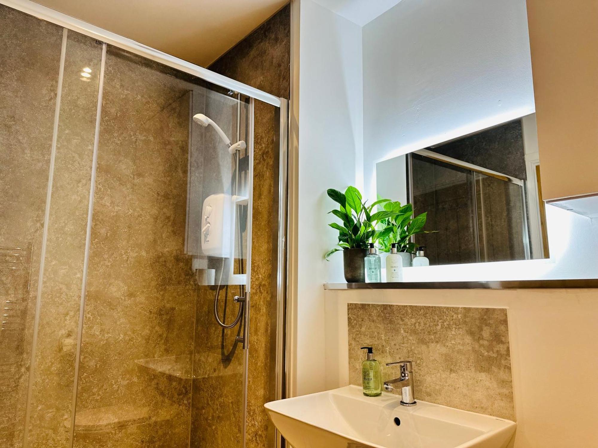 Barnet House Serviced Apartments 邓弗姆林 外观 照片
