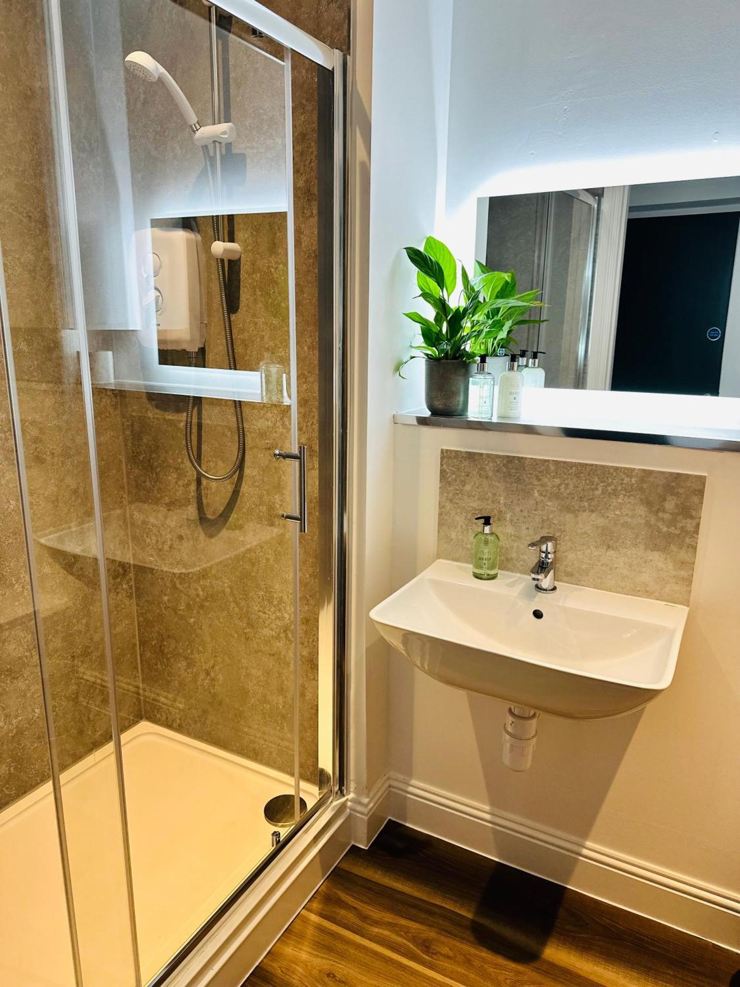 Barnet House Serviced Apartments 邓弗姆林 外观 照片